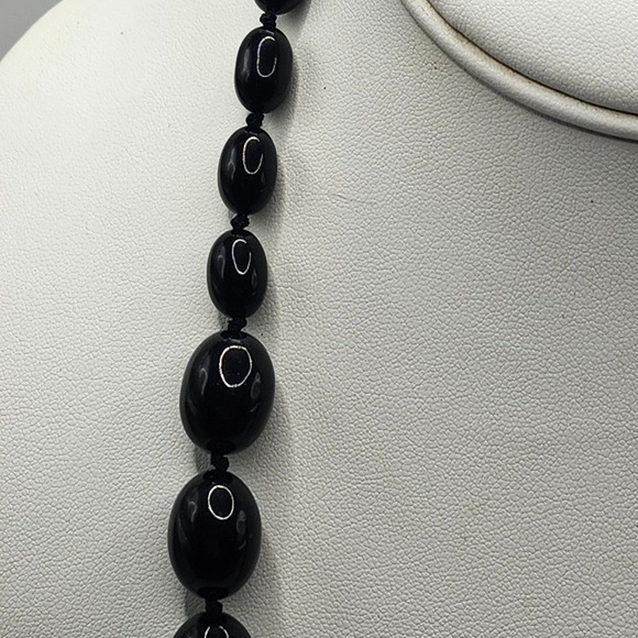 Trifari Vintage Black Oval Bead Knotted Necklace Gold Tone Spring Ring Clasp - Picture 4 of 8